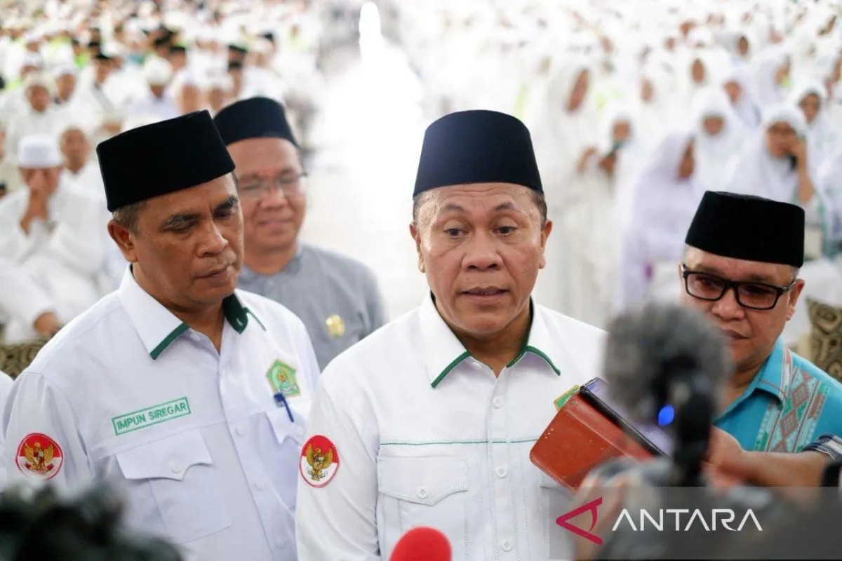 Ahmad Qosbi (kedua kanan) di Asrama Haji Medan.
