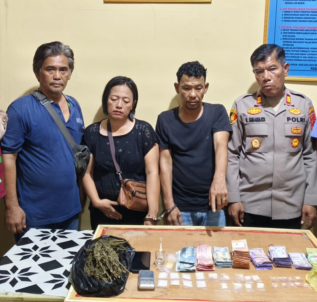 Dua pengedar narkoba yang ditangkap di warung tuak di Jalan Asahan, Batu 4, Simalungun.
