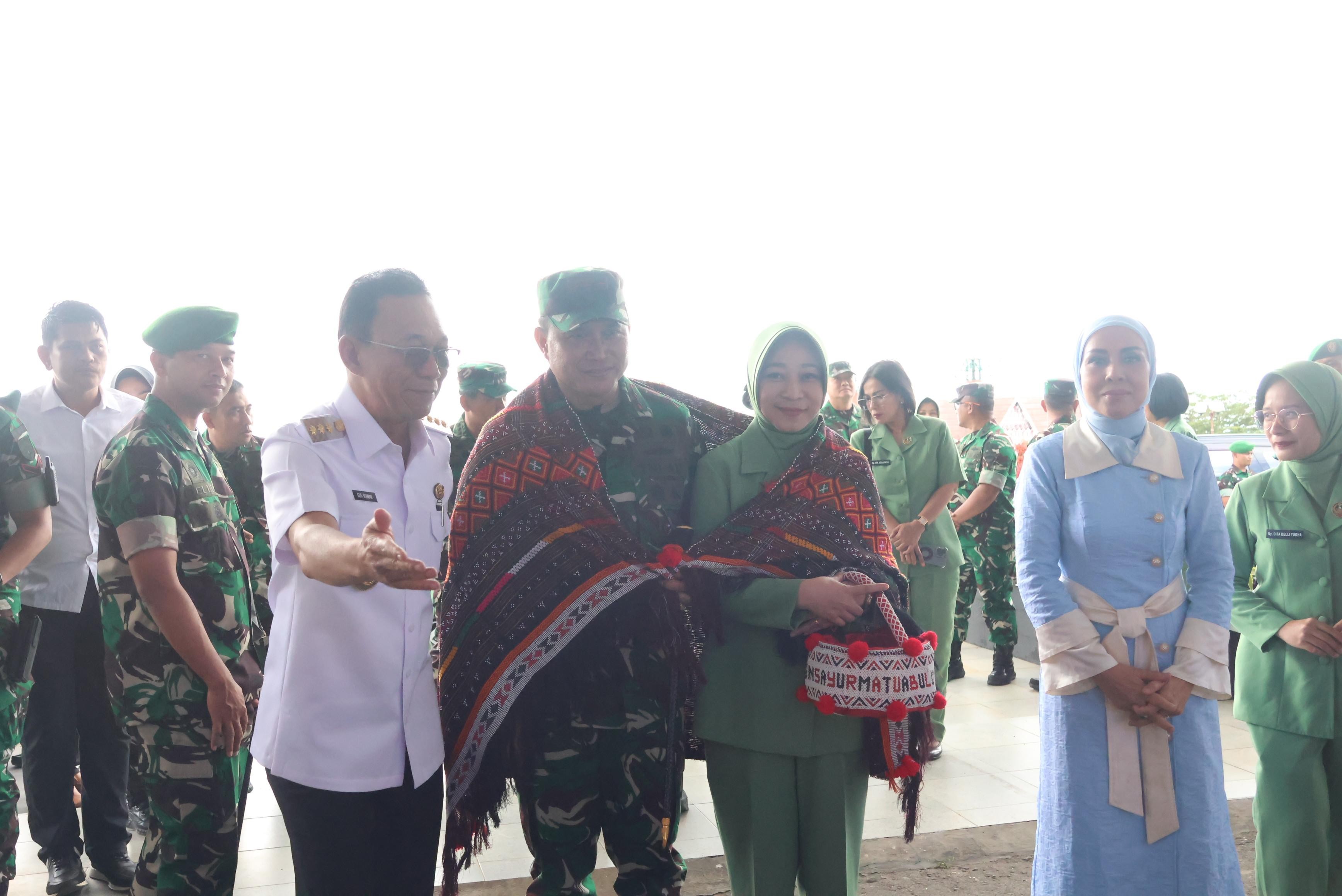 Bupati H.Gus Irawan Pasaribu dan Ketua TP PKK Tapsel Ny Murni Gus Irawan sambut kunjungan Pangdam I/BB Mayjen TNI Rio Firdianto dan Ketua Persit KCK PD I BB, Galuh Rio Ferdinanto.