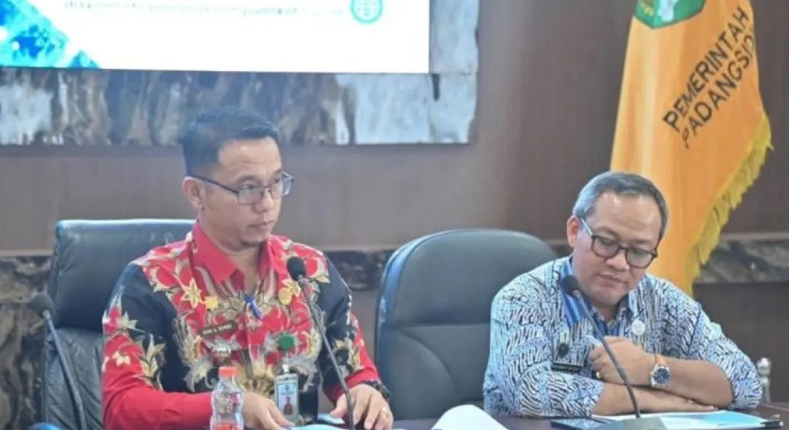 Plt. Sekretaris Daerah Kota Padangsidimpuan, Roni Gunawan Rambe ketika didampingi Staf Ahli Wali Padangsidimpuan H Rahmat Nasution.