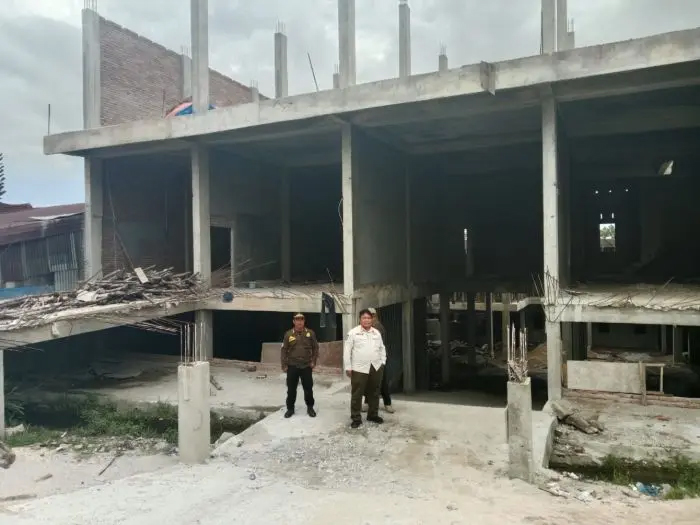 Satpol PP Taput turun ke lokasi mengecek bangunan yang tidak memiliki PBG di Desa Pohan Tonga, Kecamatan Siborong-borong.