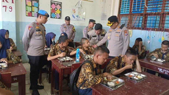 Kapolres Sibolga AKBP Eddy Inganta, dan Kasat Binmas serta Bhabinkamtibmas Kelurahan Pancuran Gerobak meninjau langsung kegiatan Makan Bergizi Gratis di SMPN 1 Sibolga.