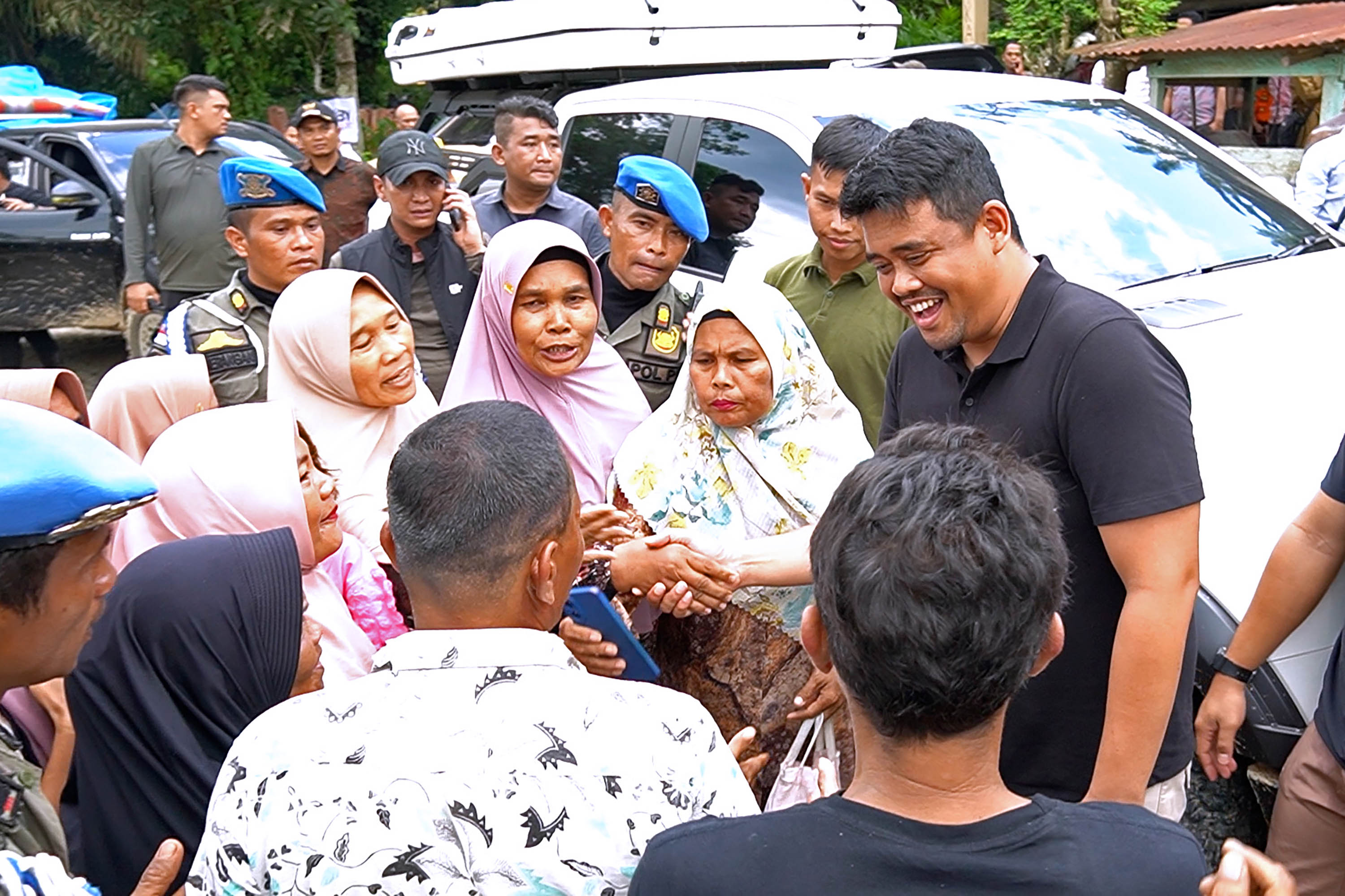 Gubernur Sumut, Bobby Nasution meninjau Jalan Provinsi dari Padanglawas Utara hingga Tapanuli Selatan, Rabu (23/4/2025). Di dalam perjalanan, Bobby menyapa warga.