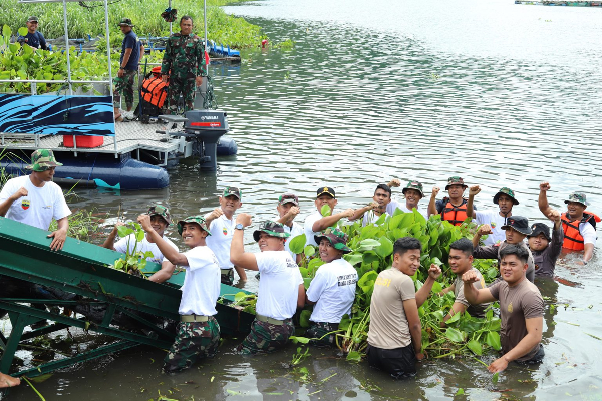 Sebanyak 1.814 personil TNI AD bersama stakeholder secara bergotong royong membersihan eceng gondok di perairan Danau Toba.