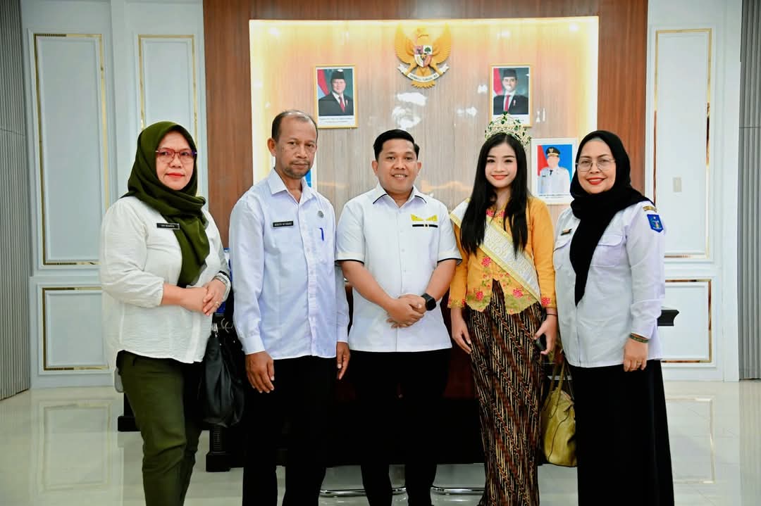 Wali Kota Sibolga Akhmad Syukri Nazry Penarik bersama Ufaira Dila Cendikiawan, remaja berbakat asal Sibolga peraih gelar Runner Up Puteri Pertiwi Indonesia Junior 2025.