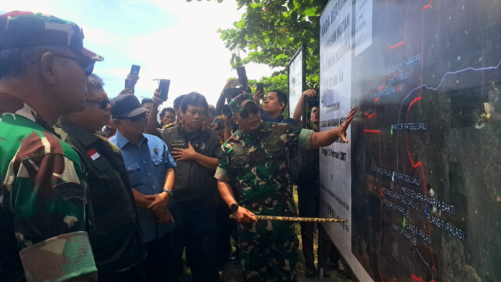 Tim Satgas PKH meninjau peta dan sebaran kebun sawit PT Torganda di lahan eks register 40 di Desa Aek Raru, Kecamatan Simangambat, Kabupaten Paluta, Jumat (25/4/2025). (Samman/MetroDaily)