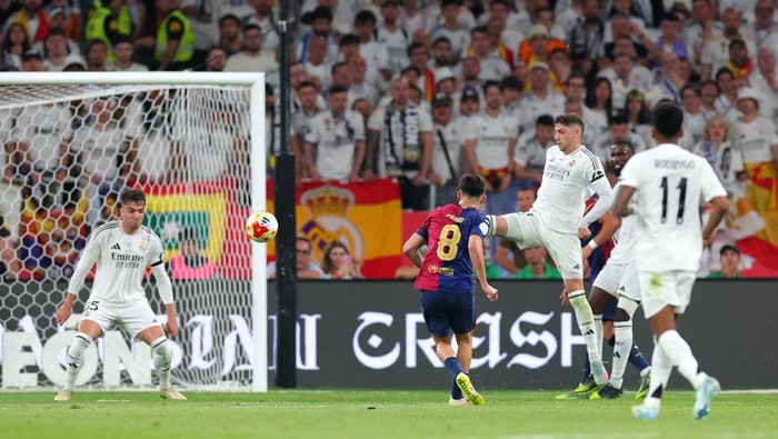 Pedri mencetak gol indah ke gawang Madrid.