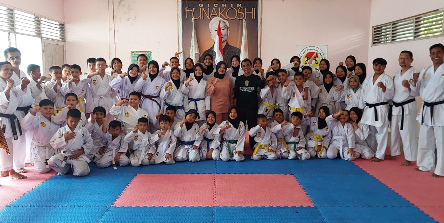 Pelatih dan tim uji bersama 45 Karateka INKAI Dojo Psp-Tapteng, Minggu (27/4/2025). (Ist)