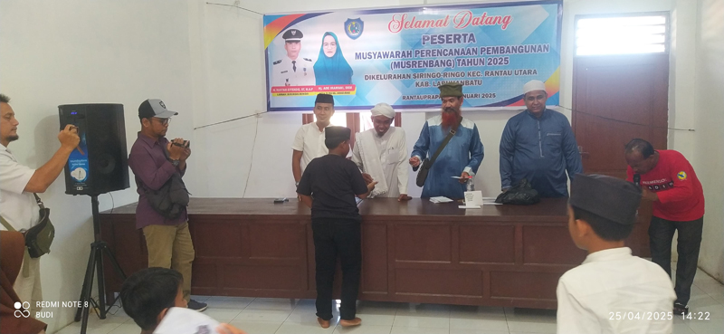 Pengurus Infaq Pasar Gelugur Rantauprapat saat membagikan santunan kepada anak yatim di Kantor Kelurahan Siringo-ringo.