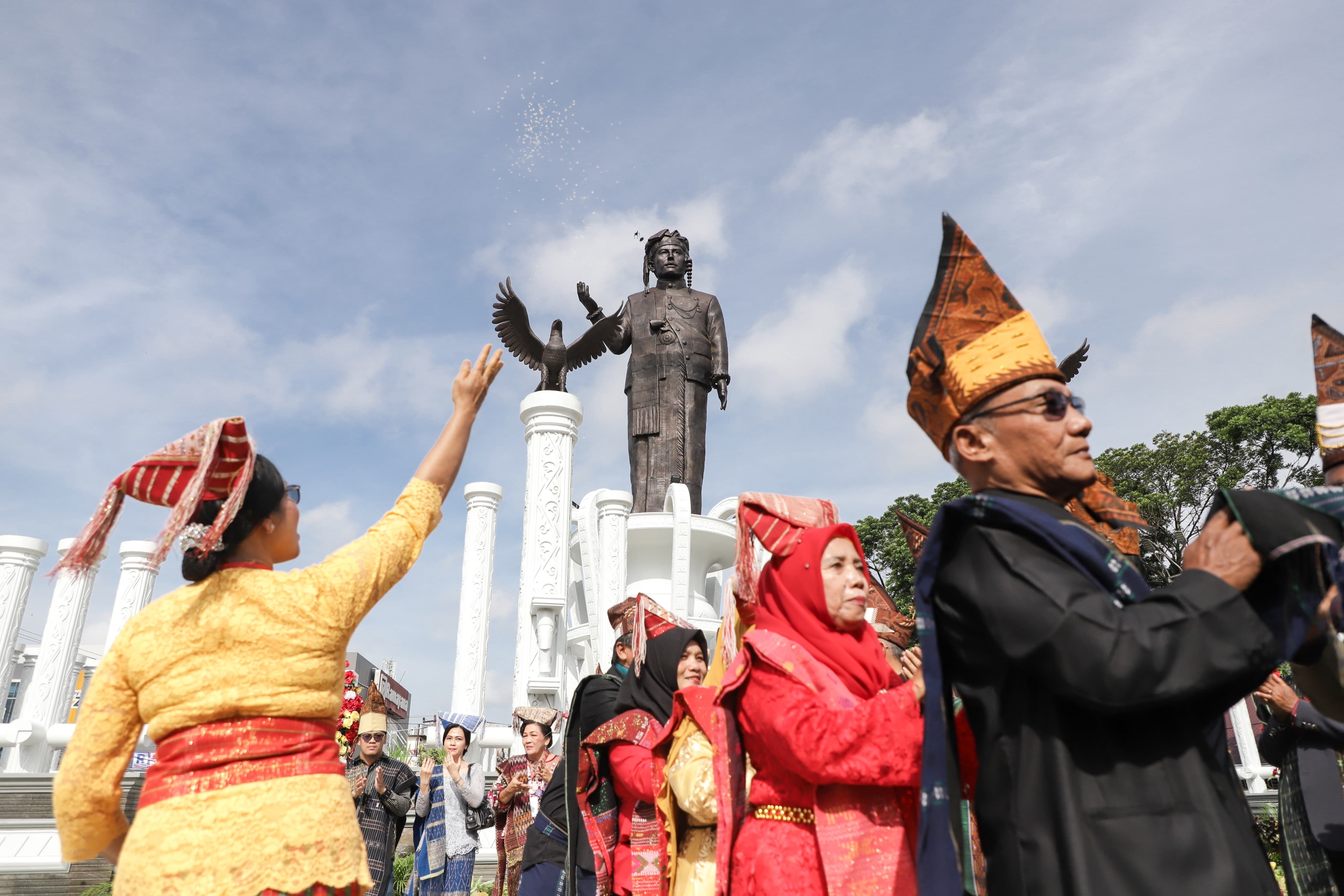 Peresmian Monumen Raja Sang Naualuh Damanik.