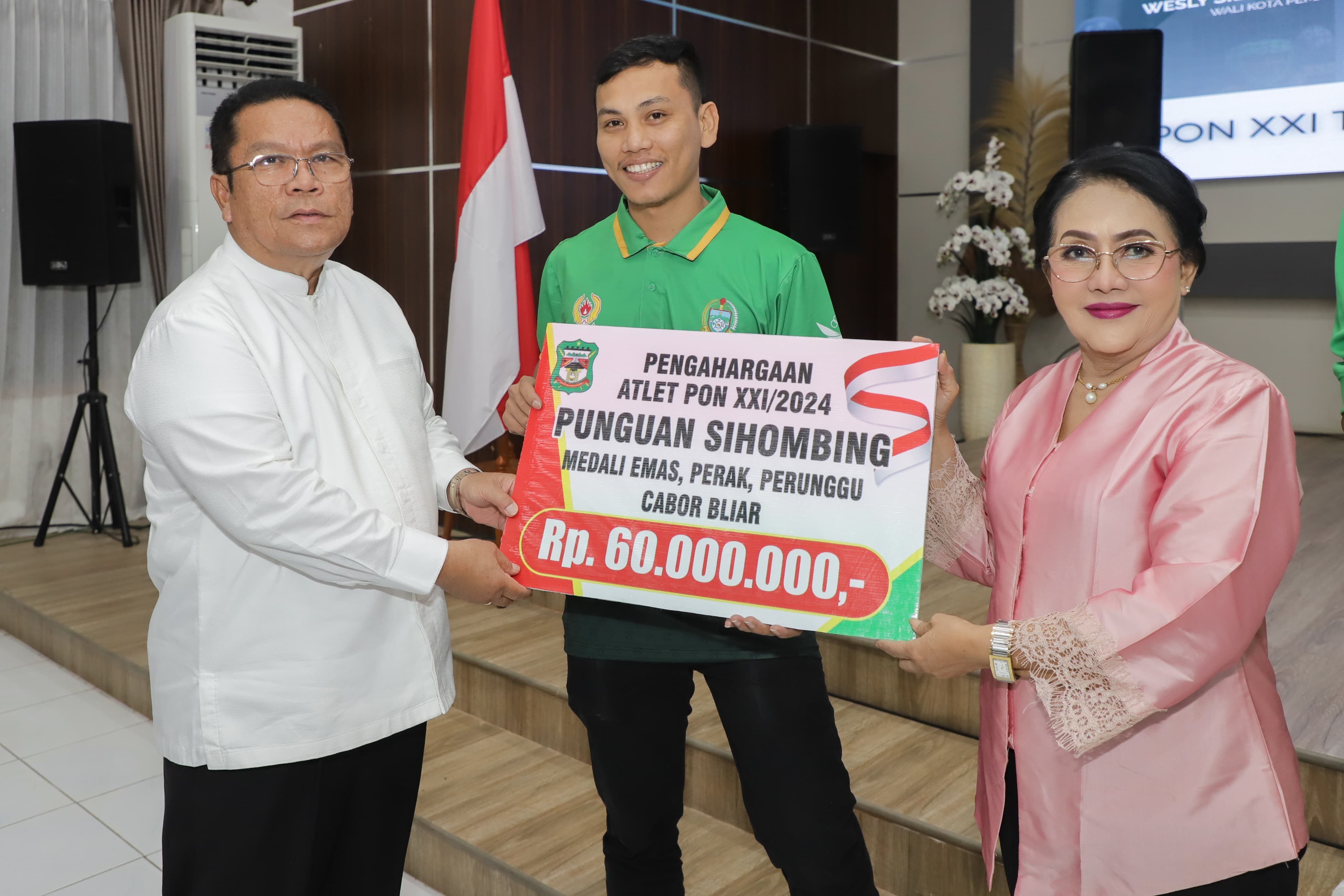 Penyerahan bonus kepada atlet PON dan Popprovsu.
