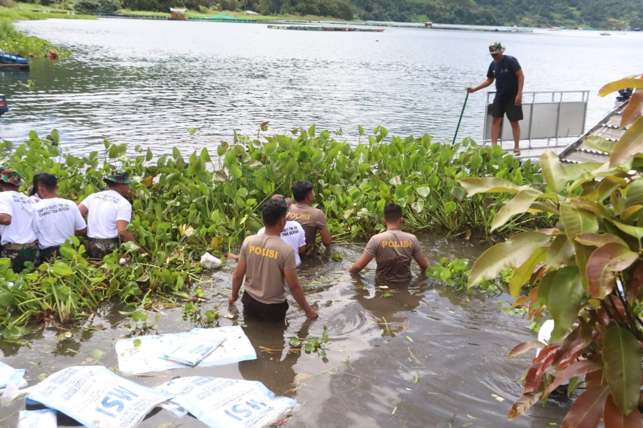 Gerakan Bersih Danau Toba mendorong Simalungun Save Tourism digelar di pinggiran Danau Toba.