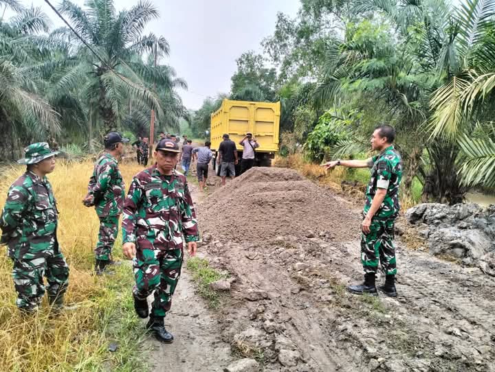 Dandim) 0208/Asahan, Letkol Inf Muhamad Bassarewan, S.Hub. Int., meninjau pelaksanaan Pra TNI Manunggal Membangun Desa (TMMD) ke-124 Tahun 2025 di Dusun VIII Desa Silo, Silau laut, Asahan.