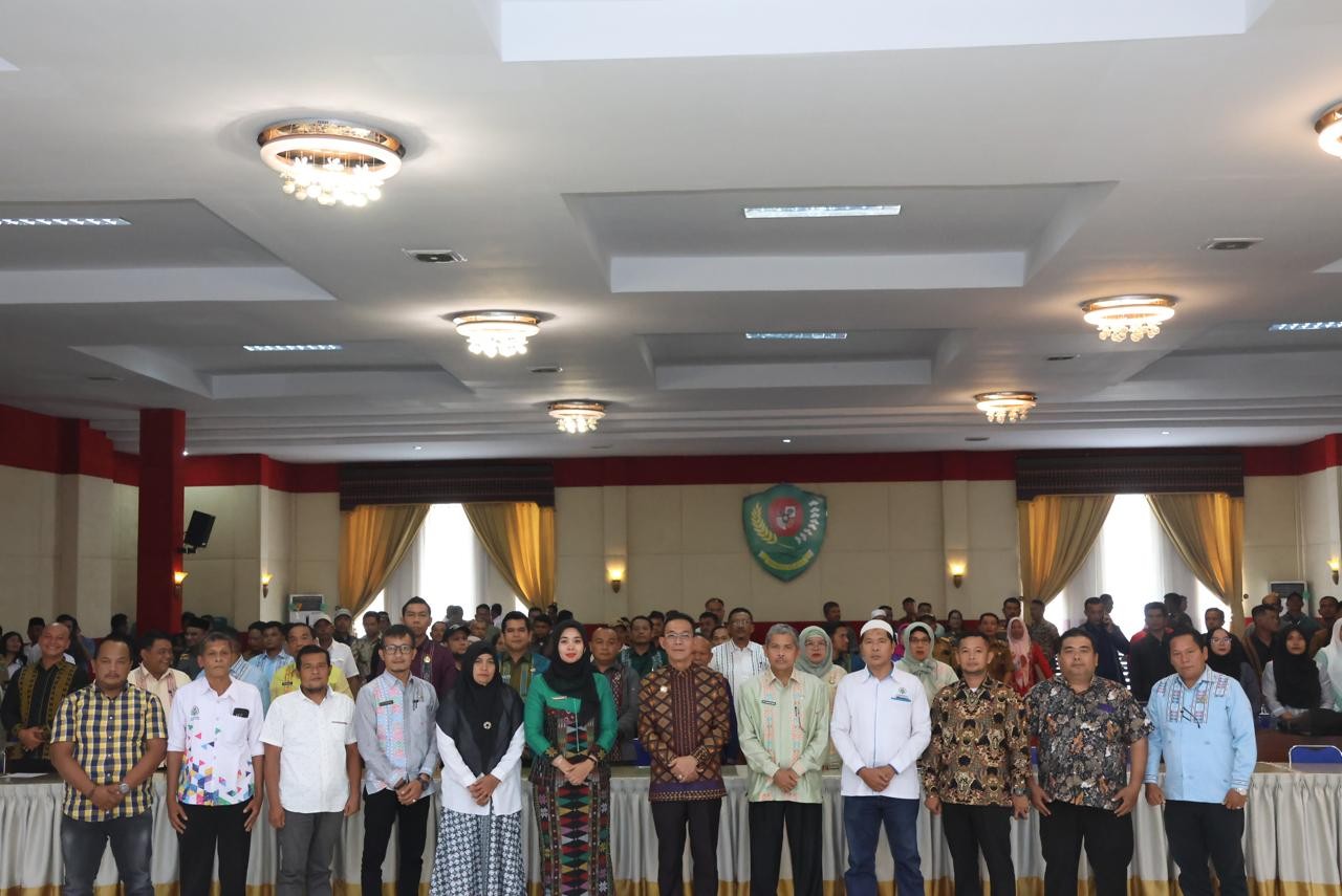 Bupati Tapsel H Gus Irawan Pasaribu saat sosialisasi kebijakan pengembangan ekonomi Desa melalui Koperasi Merah Putih, Kamis (24/4/2025).
