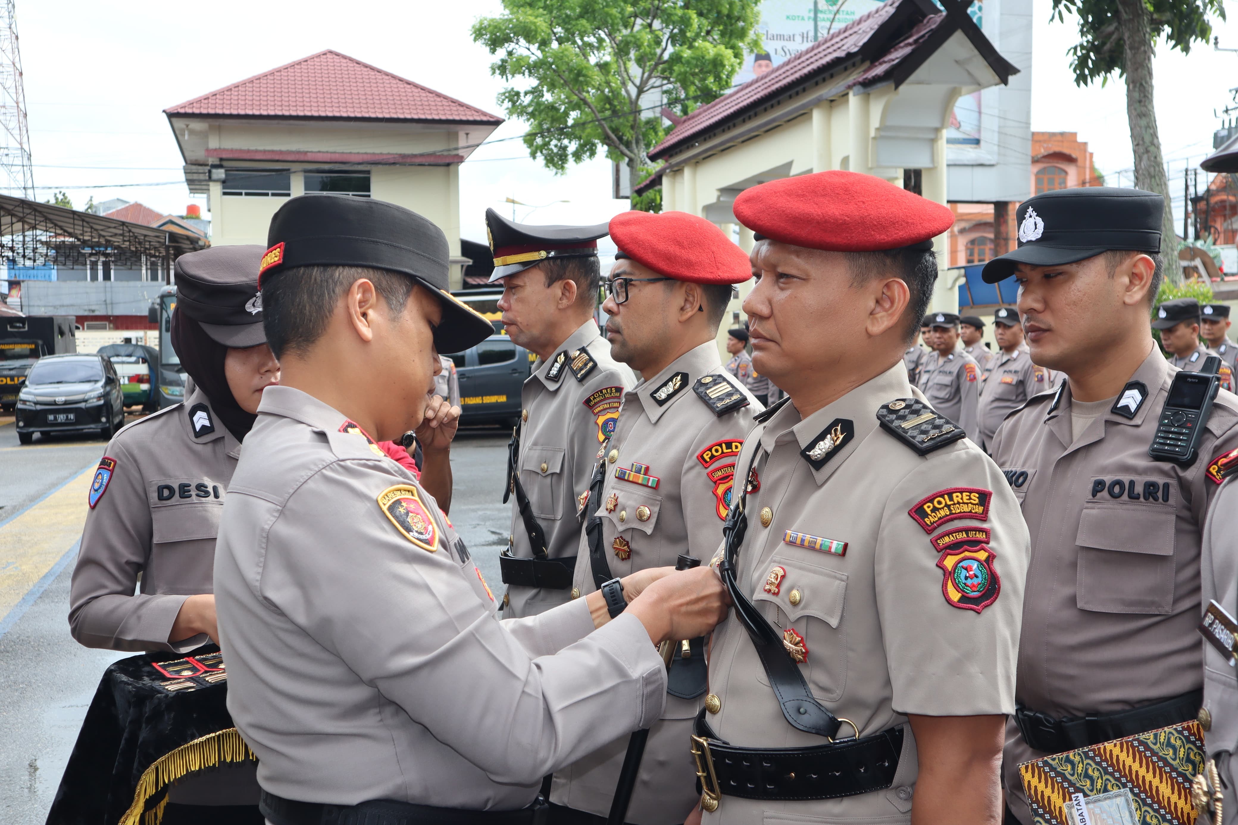 Kapolres Padangsidimpuan AKBP Dr.Wira Prayatna memimpin upacara serah terima jabatan di lapangan Mapolres Padangsidimpuan.