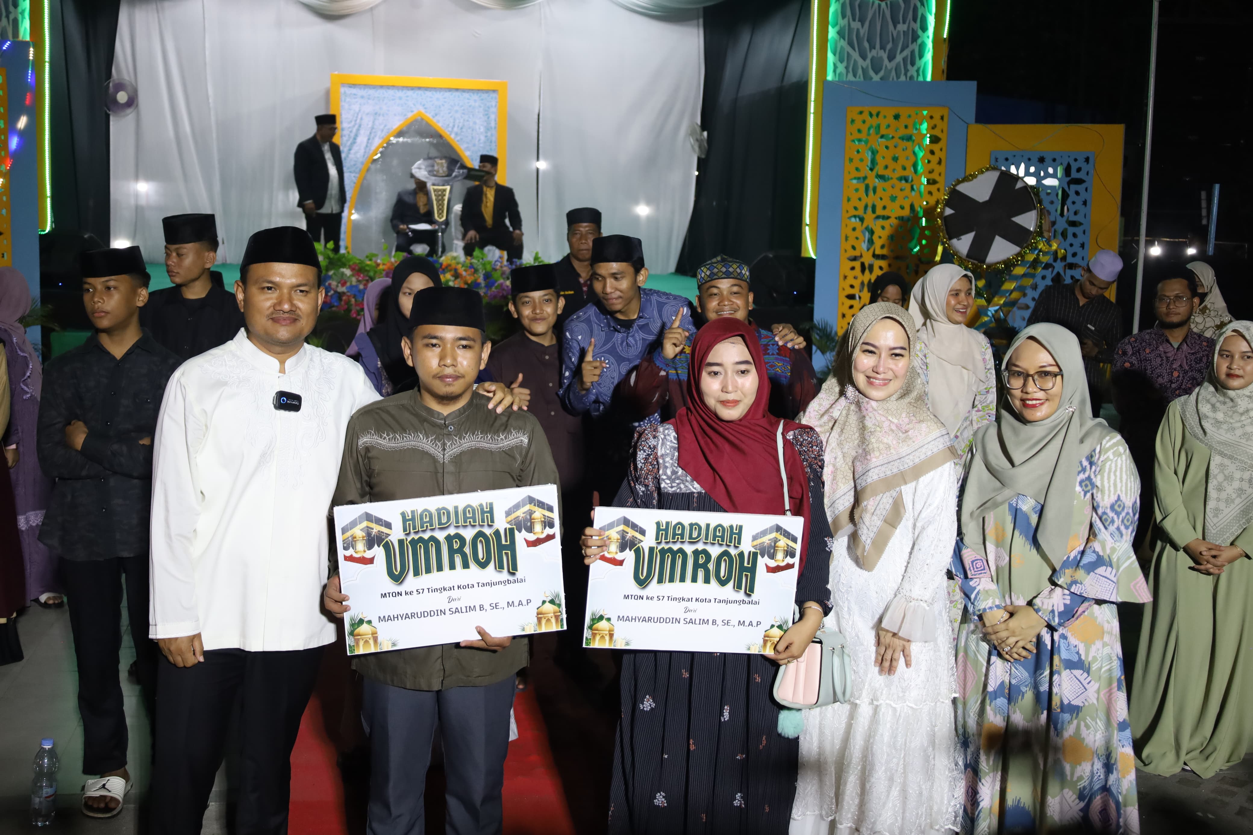 Peserta terbaik Musabaqah Tilawatil Quran (MTQ) ke-57 Kota Tanjungbalai menerima hadiah dari Wali Kota Tanjungbalai Mahyaruddin Salim B.