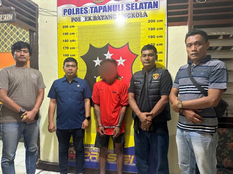 Tersangka pencuri tabung gas, diapit petugas.