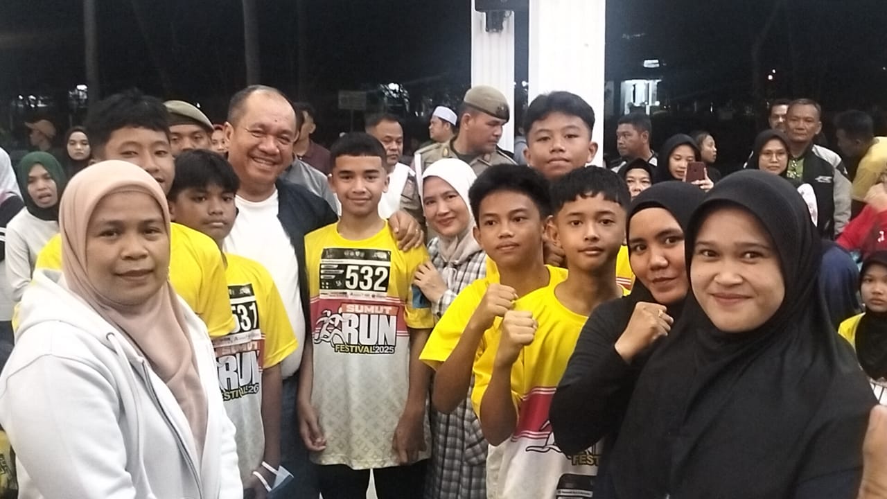 Bupati Asahan Taufik Zainal Abidin Siregar melepas kontingen Pelajar dari rumah dinas Bupati Asahan.