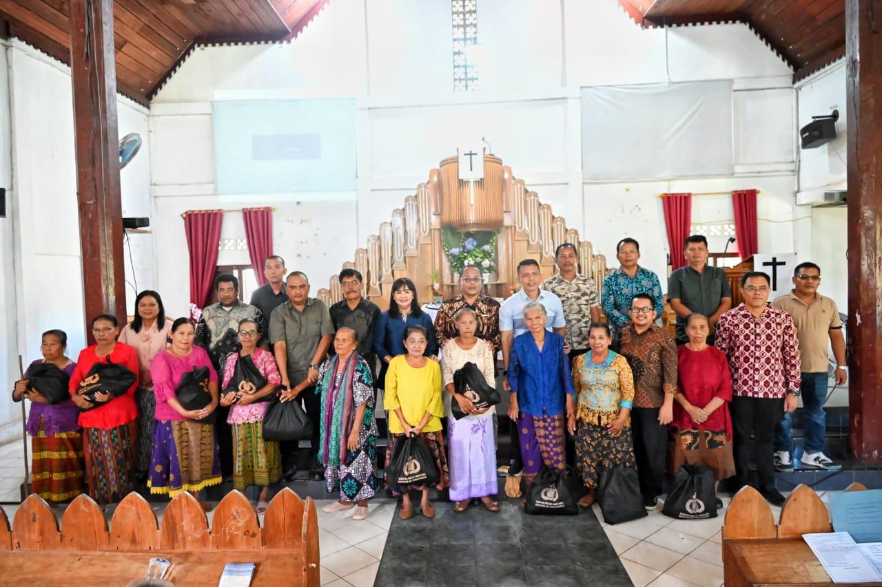 Kadis PMPPTSP, Jonnedy Marbun mewakili Bupati Tapteng bersama Ketua&nbsp; Koordinator Perayaan Paskah Wilayah Tapteng mewakili Panitia Paskah Nasional, Sarma Hutajulu saat di Gereja HKBP Desa Sihorbo.