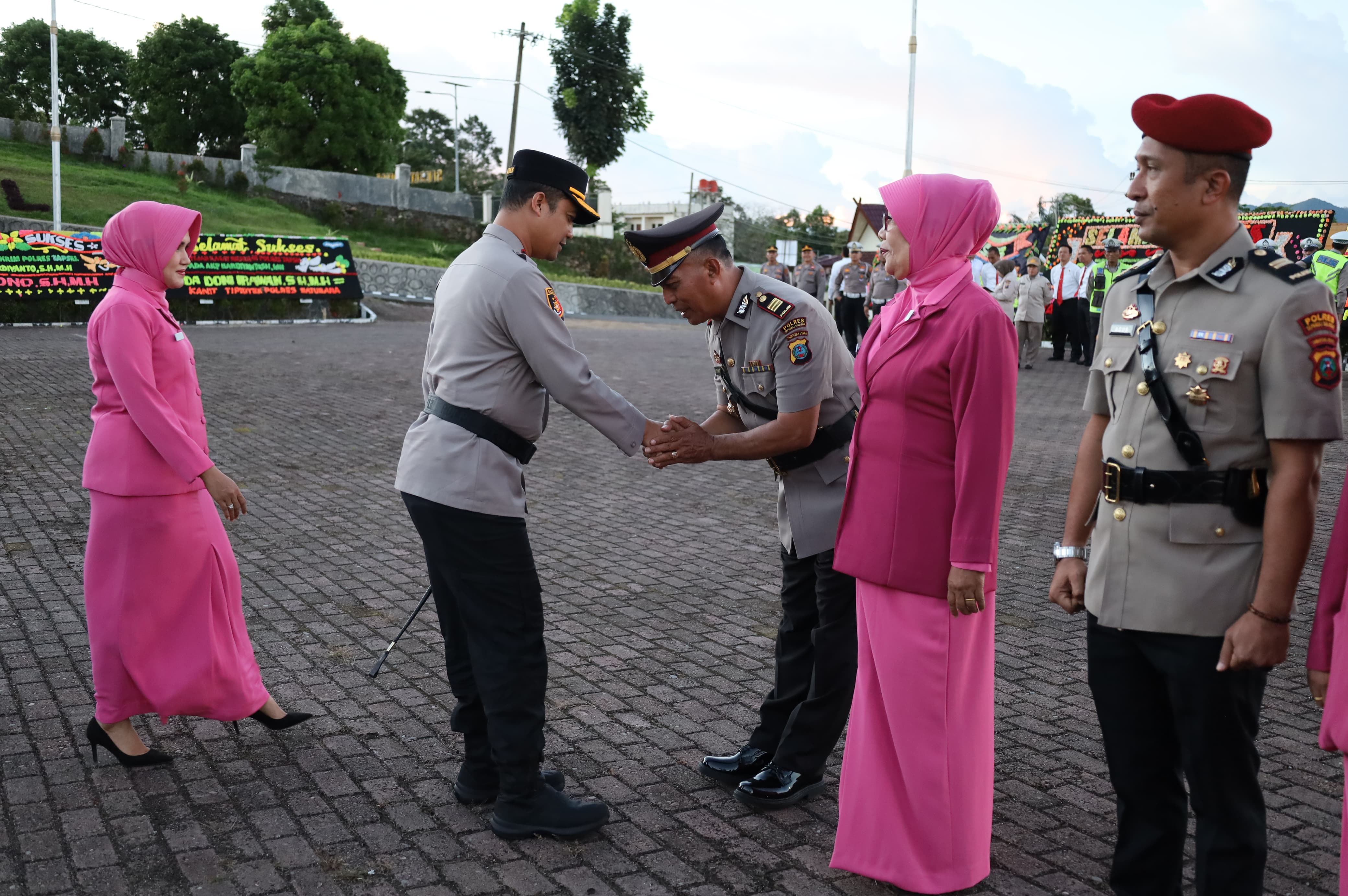 Kapolres Tapsel AKBP Yasir Ahmadi memimpin upacara Sertijab Kasat Reskrim dan Kapolsek Batang Angkola di halaman apel Polres Tapsel, Sipirok, Jumat (25/4/2025).