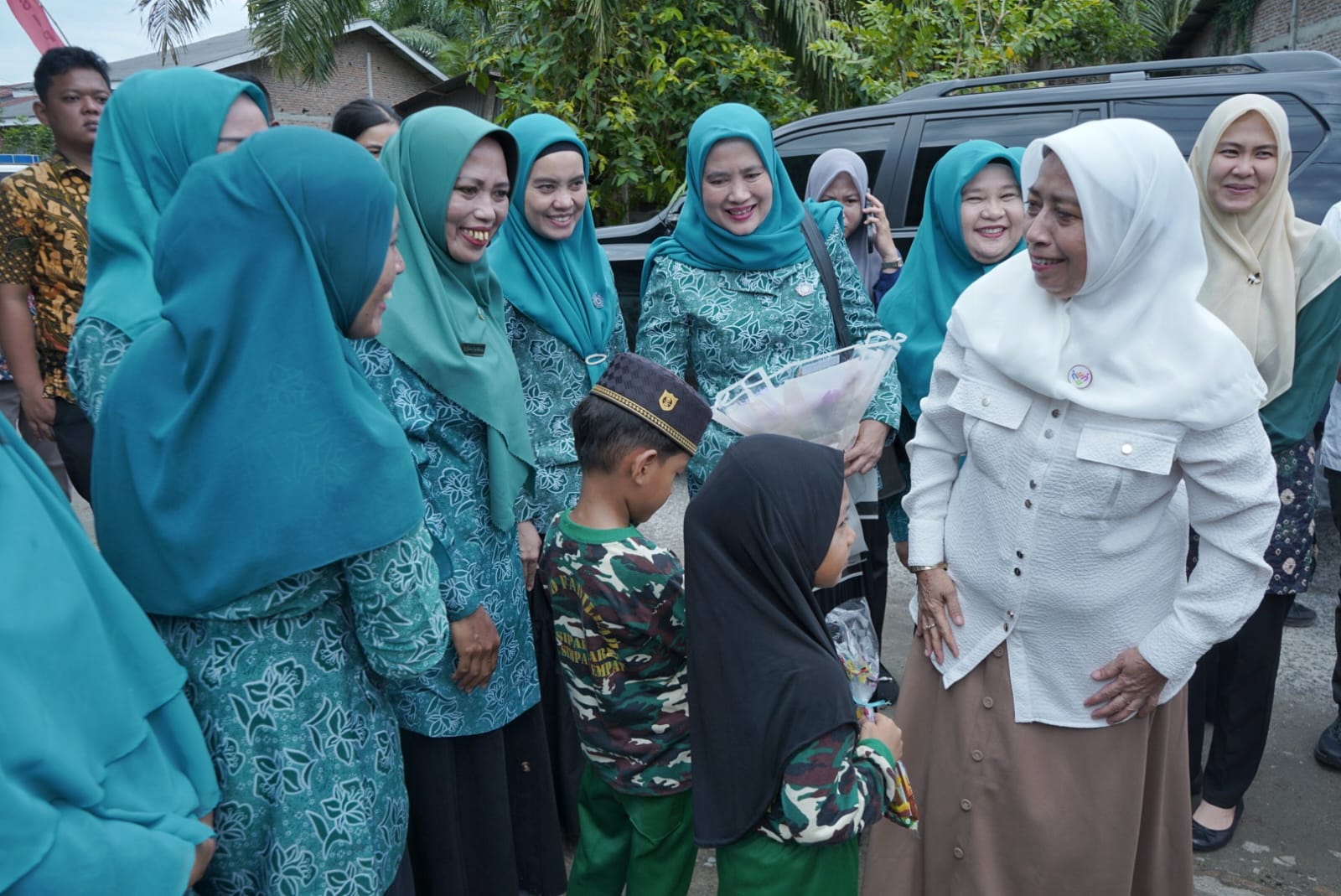 Wakil Ketua Tim Penggerak PKK (TP. PKK) Sumatera Utara, Ny. Hj. Titiek Sugiharti Surya, bersama Ketua TP. PKK Kabupaten Asahan, Ny. Yusnila Indriati Taufik, meninjau pelaksanaan Posyandu dan PAUD .