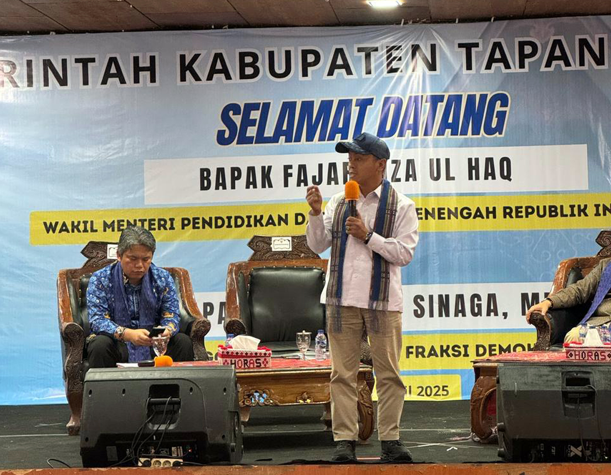 Wakil Menteri Pendidikan Dasar dan Menengah RI, Fajar Riza Ul Haq, saat melakukan kunjungan kerja, di Gedung Sopo Partungkoan, Tarutung, Jumat (25/4/2025).
