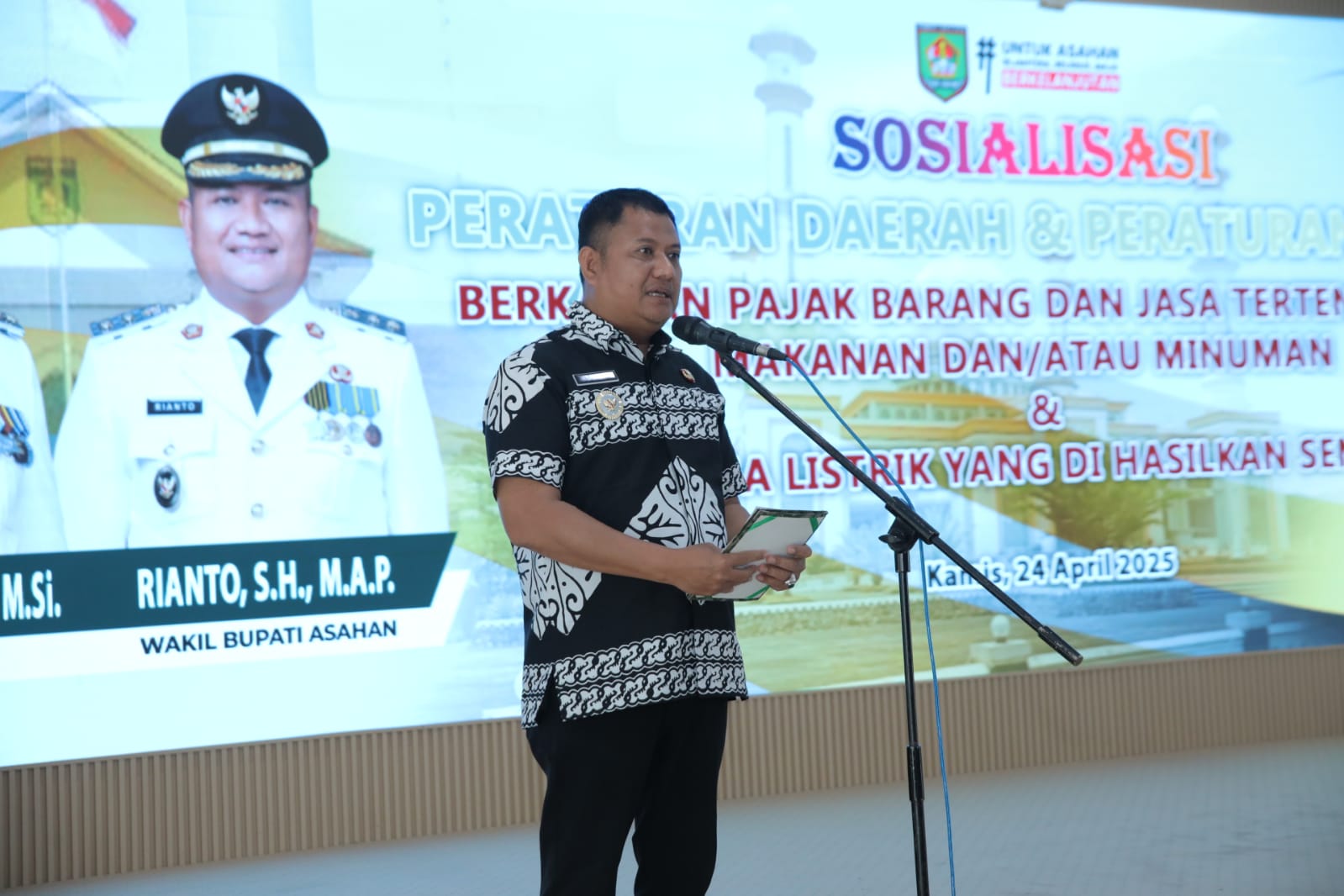 Wakil Bupati Asahan, Rianto, SH., MAP, membuka sosialisasi terkait Perda dan Perbup yang mengatur Pajak Barang dan Jasa Tertentu (PBJT), Kamis (24/04/2025).