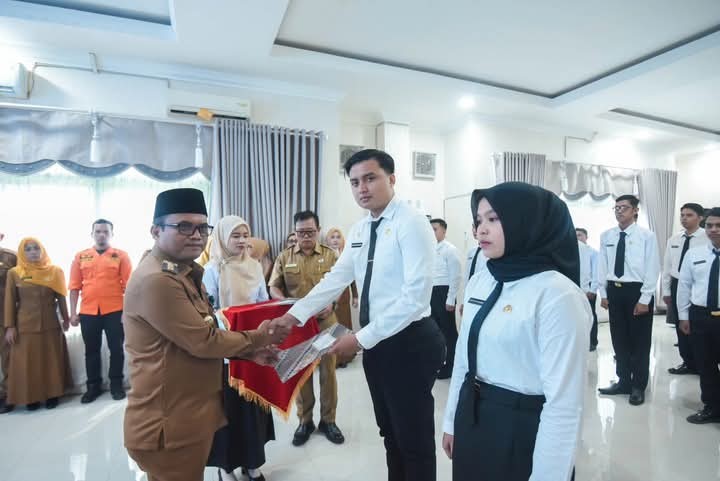 Sebanyak 45 CPNS resmi terima SK Pengangkatan dari Wali Kota Padangsidimpuan Letnan Dalimunthe di Aula Kantor Wali Kota.