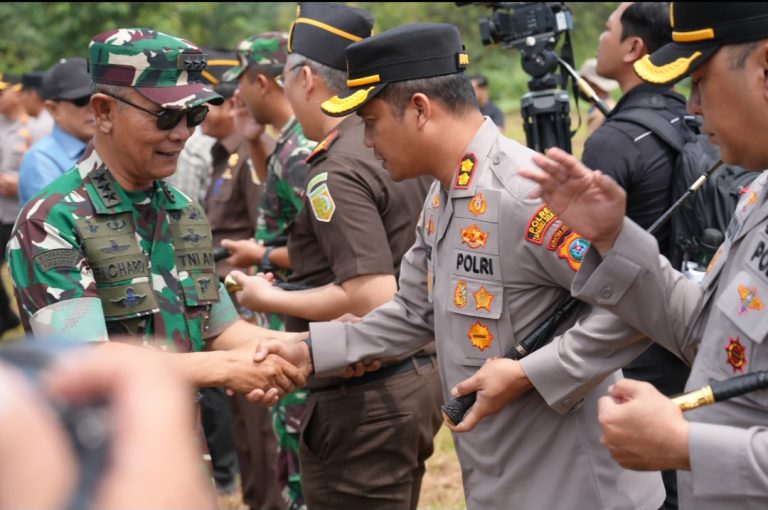 Kapolres Tapsel menghadiri eksekusi lahan dan pemasangan plang Satgas Penertiban Kawasan Hutan (PKH) di PT Torganda, Desa Langkimat, Kec. Simangambat, Kabupaten Paluta, Sumut.