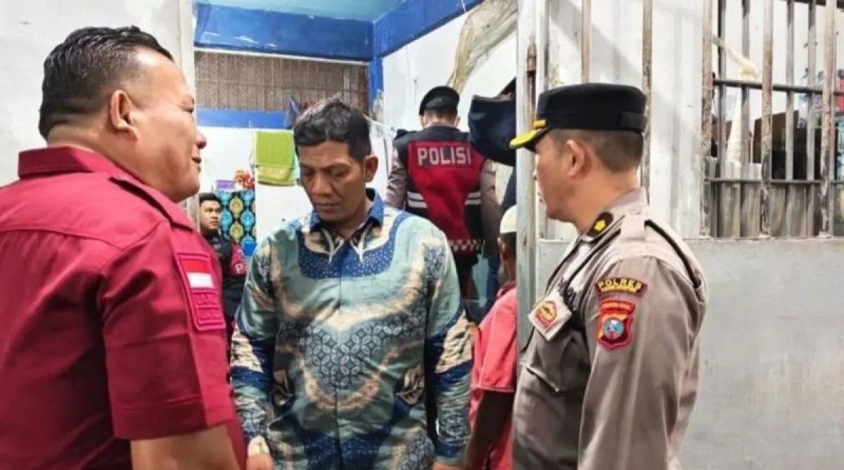 Kabagops Polres Padangsidimpuan Kompol Pandapotan Butarbutar (kanan) saat turut memimpin jalannya operasi razia di Lapas II Padangsidimpuan.