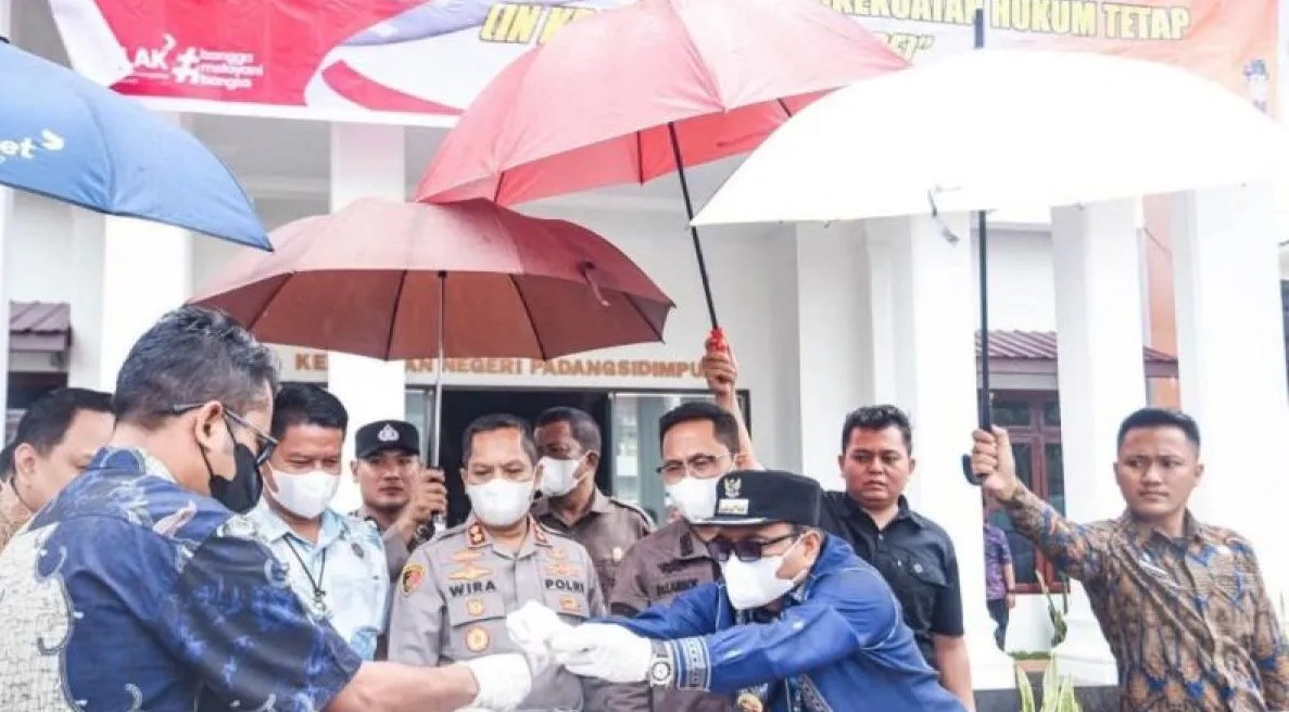 Kajari Dr Lambok MJ Sidabutar SH MH, Wali Kota Letnan Dalimunthe, Kapolres AKBP Wira Prayatna saat memusnahkan sejumlah narkoba.