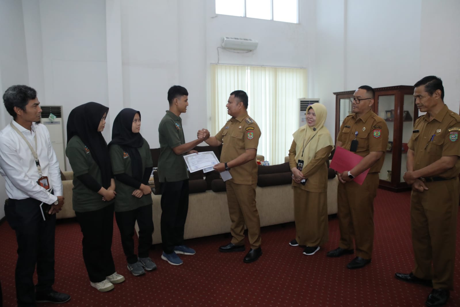 Wakil Bupati Asahan Rianto, SH., MAP melepas 3 peserta magang ke Jepang, di Kantor Bupati Asahan, Senin (28/4), sekaligus penyerahan sertifikat kepada peserta yang telah menyelesaikan pelatihan.