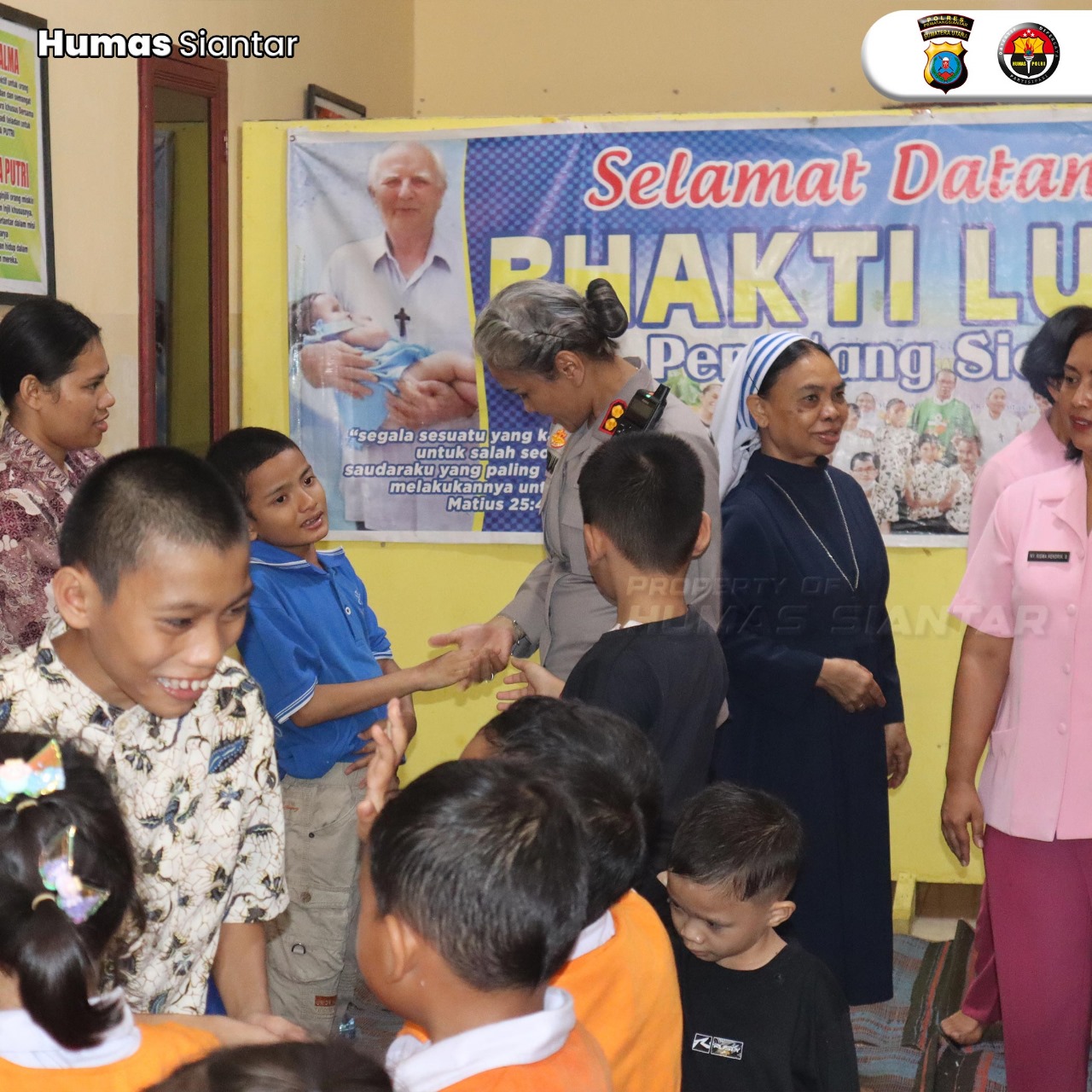 AKBP Sah Udur TM Sitinjak bersama anak-anak Taman Kanak-kanak Kemala Bhayangkari Pematangsiantar menyambangi Panti Asuhan Bhakti Luhur.