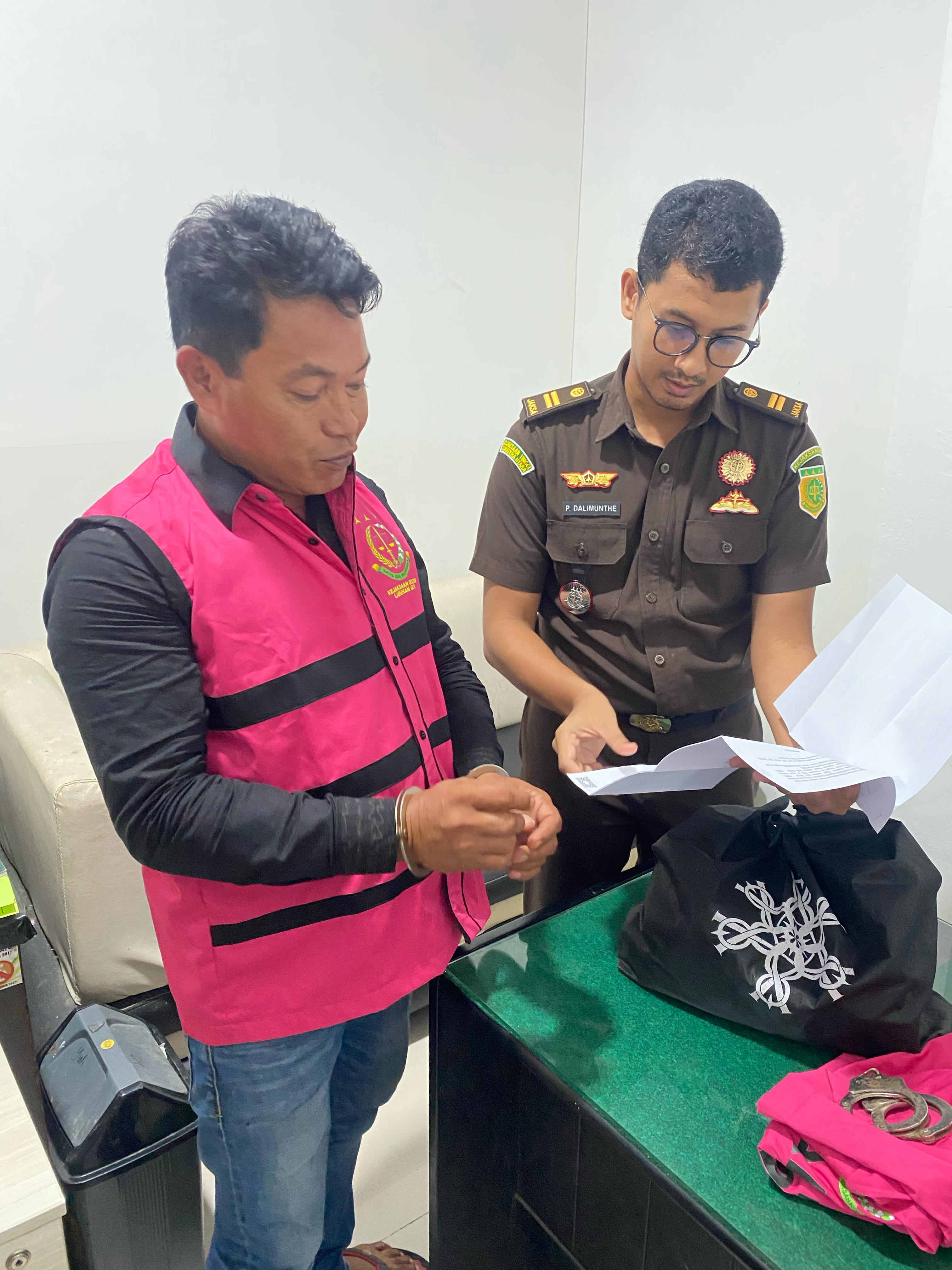 Mantan Kades Bandar Kumbul TH (kiri) memakai rompi Kejaksaan Negeri Labuhanbatu.