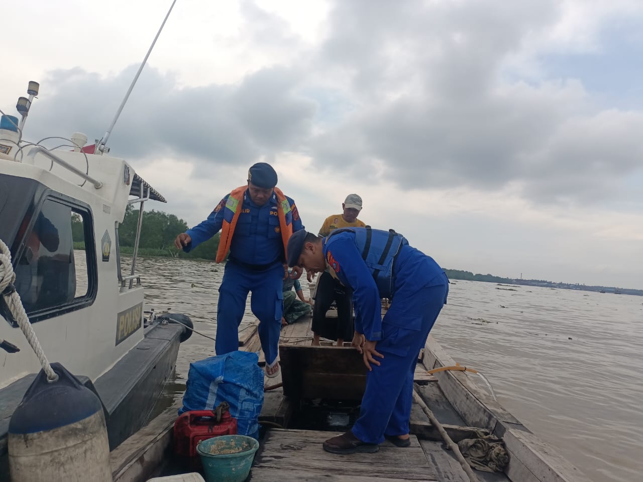 Tim patroli Sat Polairud Polres Tanjungbalai memeriksa kapal nelayan tanpa nama, Senin (28/04/25) sekitar pukul 12.00 WIB.