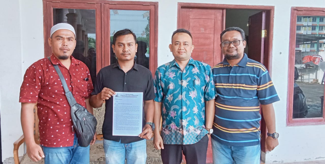 Mantan karyawan Irian Market Kisaran, Dewi Sartika, melaporkan manajemen perusahaan ke Dinas Ketenagakerjaan (Disnaker) Asahan pada Selasa, 23 April 2025.