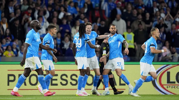 Napoli mengalahkan Torino 2-0 dan untuk sementara menguasai puncak Serie A, menggusur Inter Milan dari singgasana.
