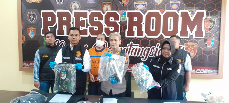 Kapolres Simalungun AKBP Sah Udur Togi Marito Sitinjak didampingi Kasat Reskrim Iptu Sandi Riz Akbar dan Kasi Humas Iptu Agustina bersama Pelaku Agus Salim.