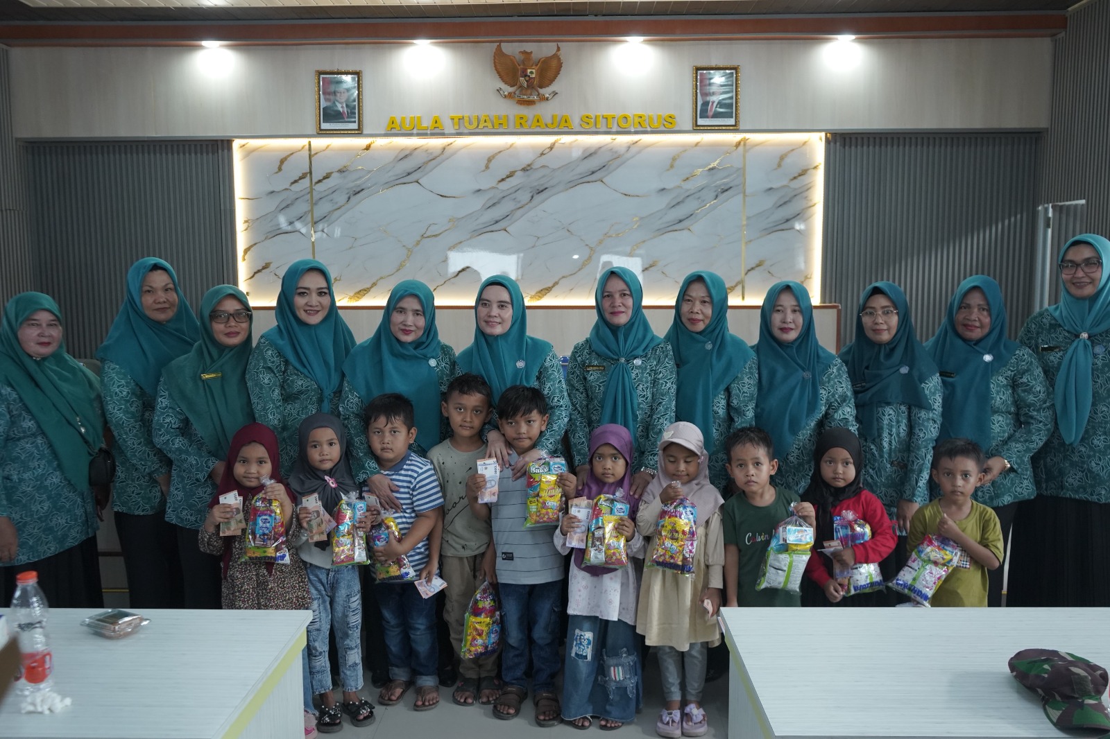 Ketua TP PKK Asahan Ny. Yusnila Indriati Taufik melakukan pembinaan Pola Asuh Anak dan Remaja di Era Digital (PAAREDI) di Aula Kantor Desa Urung Pane.