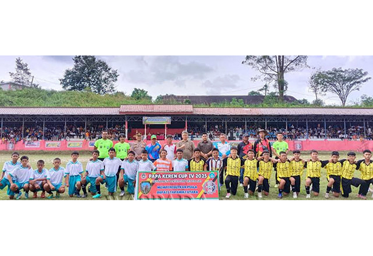 Wakil Bupati Tapanuli Utara Deni Lumbantoruan, didampingi Ketua Bidang II TP PKK Taput Lisa Deni Lumbantoruan Boru Malau, Minggu (28/4) membuka Turnamen Papa Keren Cup IV 2025 antar SMP sederajat.