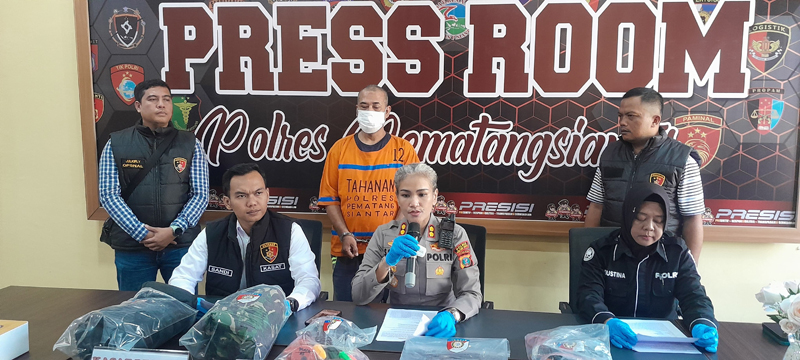 Kapolres Pematangsiantar AKBP Sah Udur Togi Marito Sitinjak saat menggelar Press Release di Mapolres Pematangsiantar.