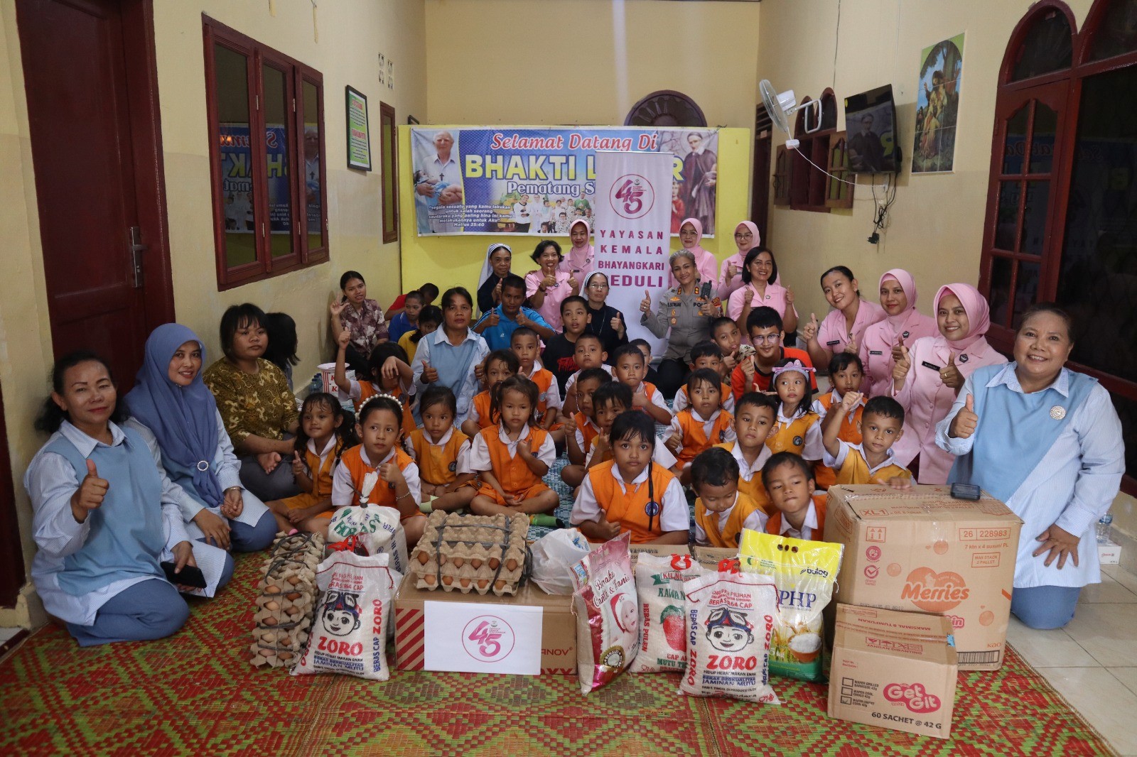 Kapolres Pematangsiantar AKBP Sah Udur Togi Marito Sitinjak bersama murid TK Kemala Bhayangkari berkunjung ke PA Bhakti Luhur.