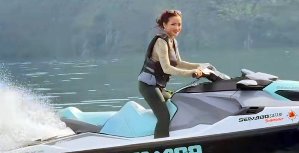 Fuji membagikan video saat menaiki jetski di Danau Toba.