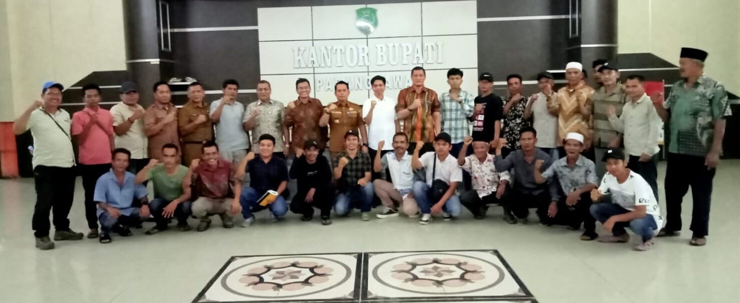 Bupati Palas Putra Mahkota Alam Hasibuan bersama masyarakat yang mengusulkan pembubaran Koperasi Bukit Mas.