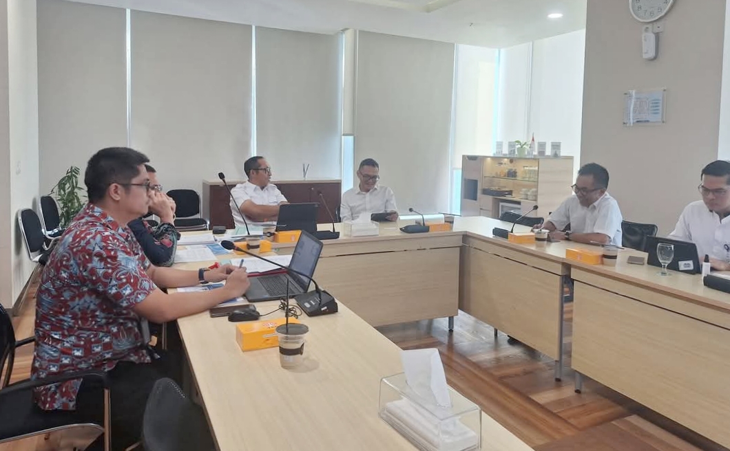 Bupati Taput saat mengelar rapat dengan pusat.