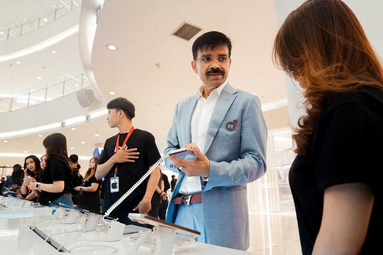 Ritesh Kumar Singh, Chief Commercial Officer Indosat Ooredoo Hutchison dalam peluncuran bundling eksklusif iPhone 16.