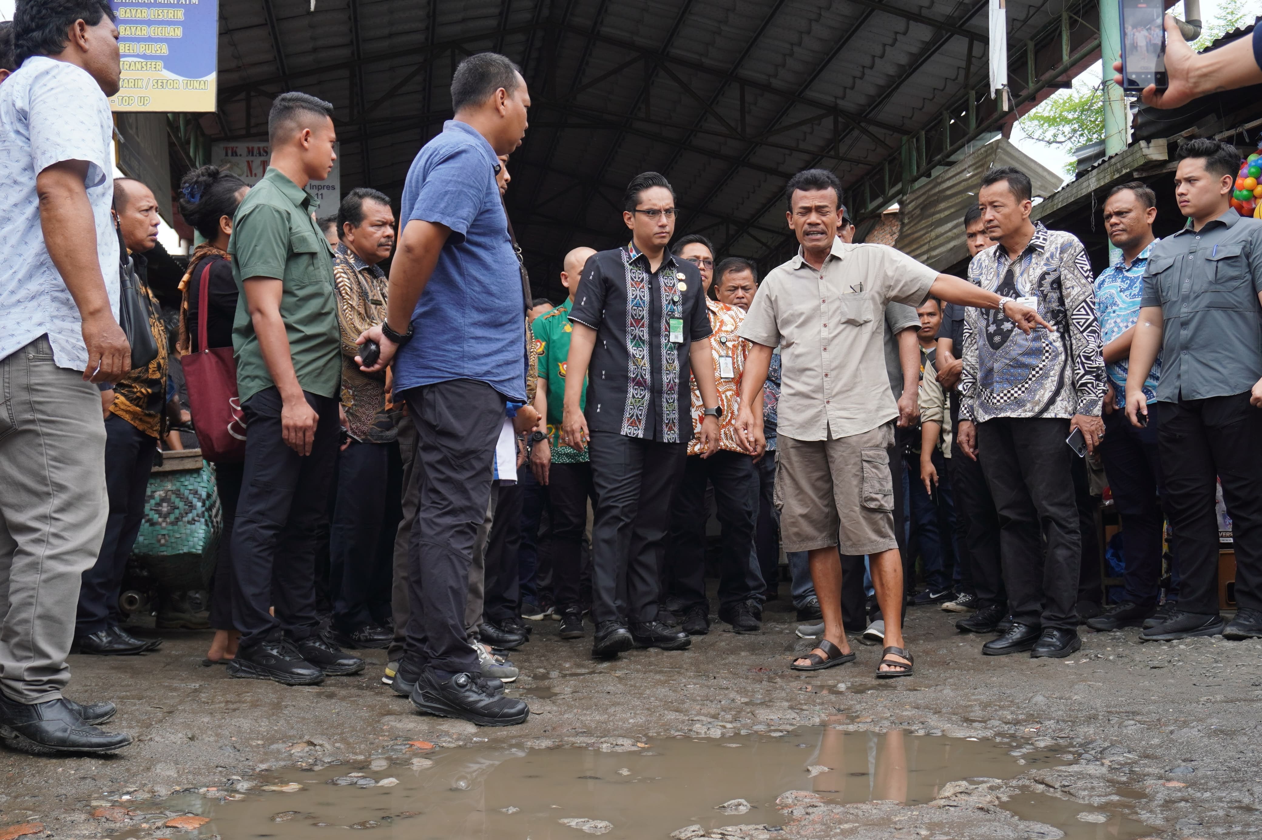 Wali Kota Medan, Rico Waas, saat meninjau jalan rusak di Jalan Pintu Air IV, Kwala Bekala, Medan Johor beberapa waktu lalu.