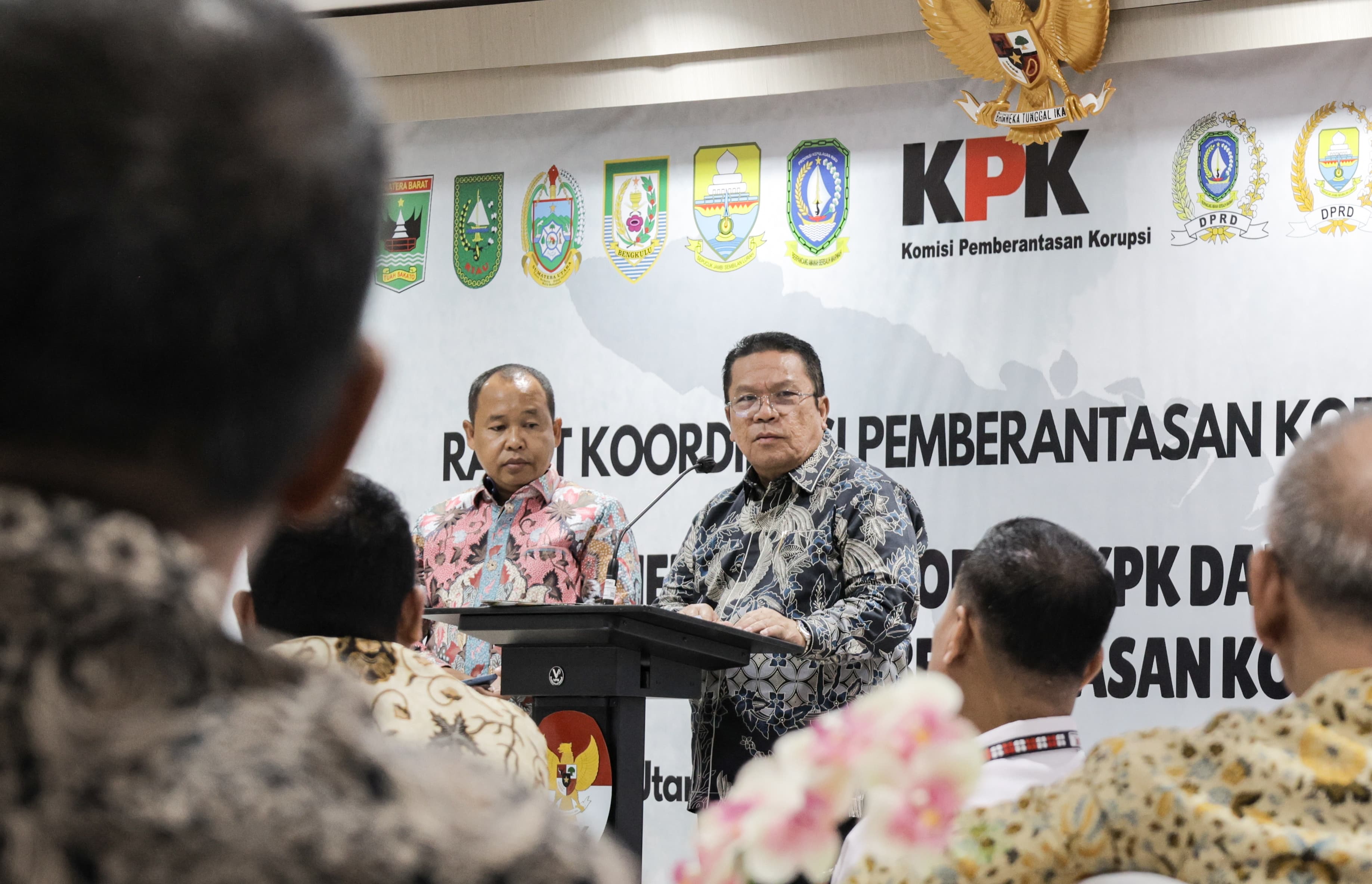 Wali Kota Pematangsiantar Wesly Silalahi SH MKn menghadiri acara Rapat Koordinasi, di Aula Bhineka Tunggal Ika Lantai 16 Gedung Merah Putih KPK RI, Senin (28/04/2025).