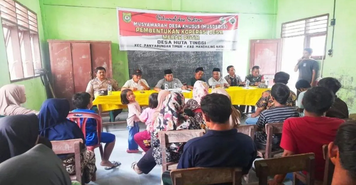 Musyawarah desa khusus pembentukan koperasi desa merah putih di Desa Hutatinggi, Kecamatan Panyabungan Timur.
