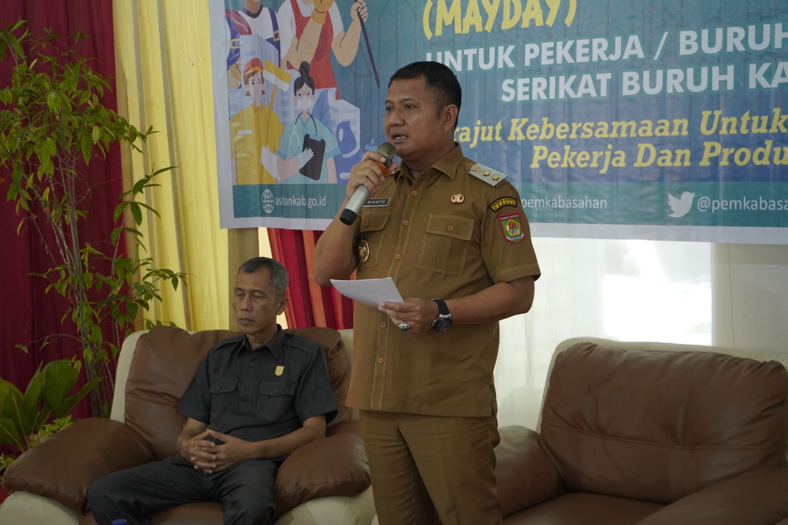 Wakil Bupati Asahan, Rianto saat menghadiri silaturahmi bersama serikat pekerja/buruh se-Kabupaten Asahan, menyambut Hari Buruh 2025, di BSP Club Kisaran, Selasa (29/4/2025).